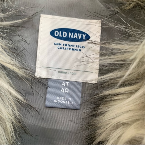 OLD NAVY Faux Fur Vest With Button Enclosure Ivory/Grey Mix Girls Age 4T - Picture 10 of 11